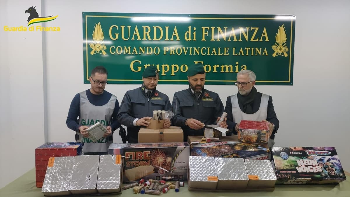 Sequestrati a Minturno 41 kg circa di articoli pirotecnici illegali. Denunciata una persona