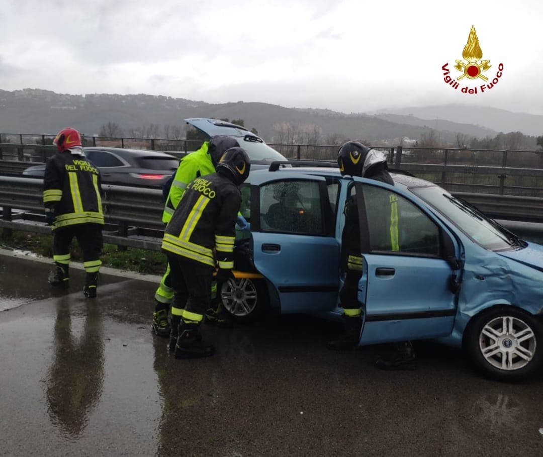 Maxi incidente a Minturno. Per estrarre i feriti sono intervenuti i Vigili del Fuoco