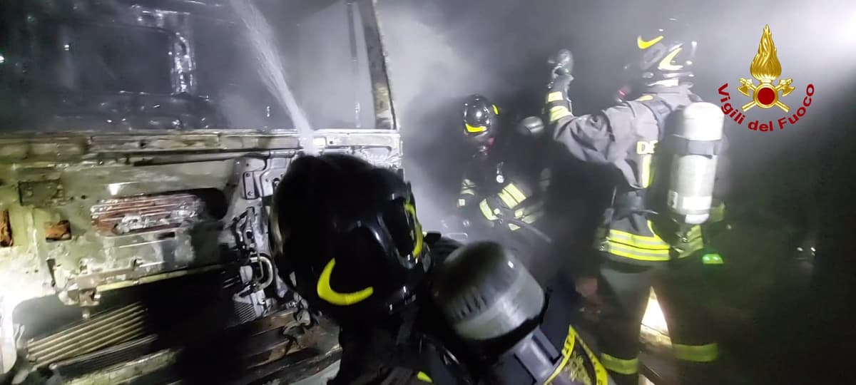 Incendio in azienda. In azione i Vigili del fuoco