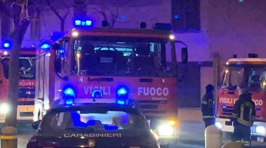 Appartamenti in fiamme. Utilizzavano candele per illuminare le stanze