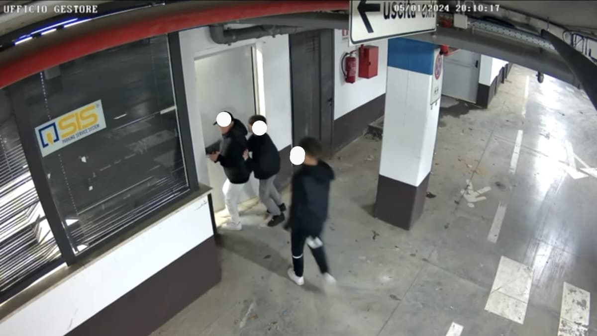 Vandali in azione nel parcheggio interrato