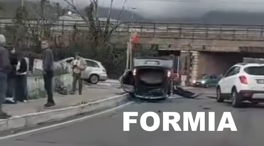 Formia, auto ribaltata nei pressi della "Mezza Rotonda". Urge una messa in sicurezza