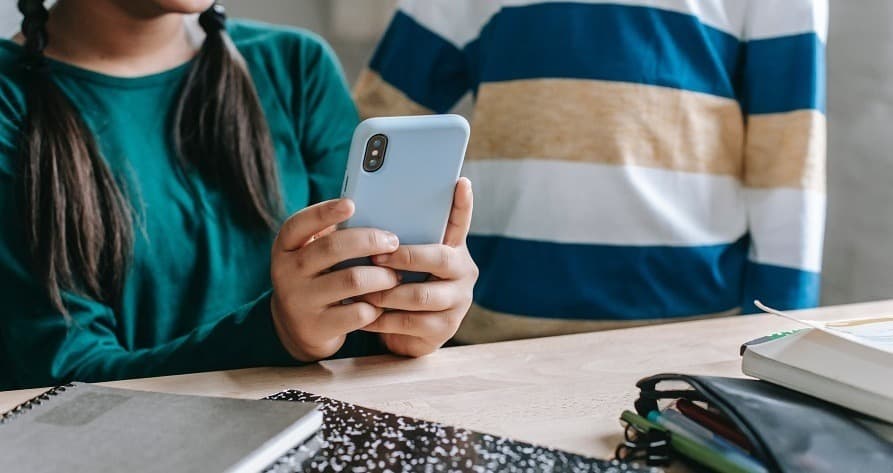 Social network vietati ai minori di quindici anni e stop ai telefoni cellulari nelle scuole superiori