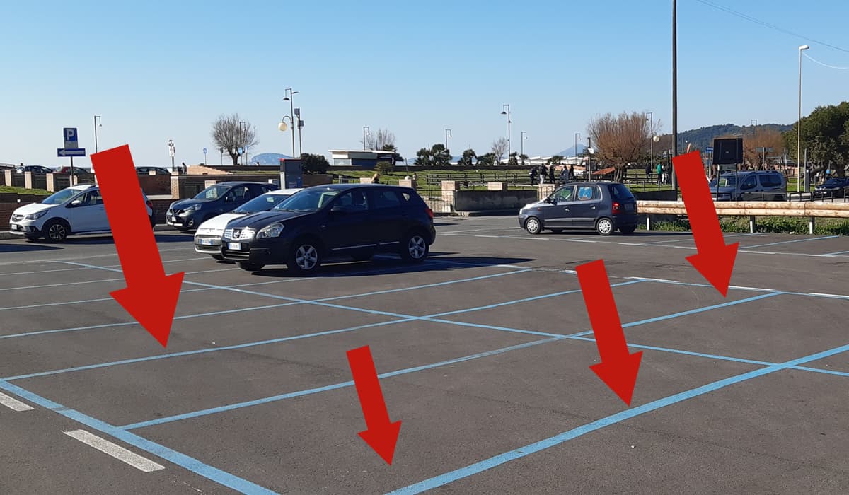 Nuove strisce blu a Scauri nei pressi del Parco Recillo