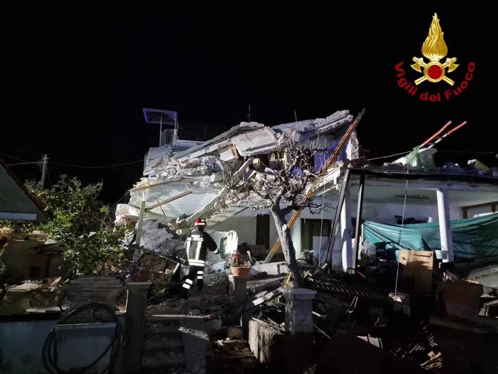 LATINA, ESPLOSIONE E CROLLO IN UN'ABITAZIONE A TERRACINA: SALVATE DAI VIGILI DEL FUOCO 3 PERSONE