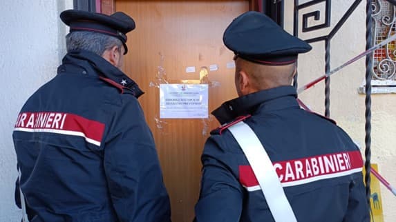 Occupa abusivamente una casa popolare occupandola con dei propri connazionali