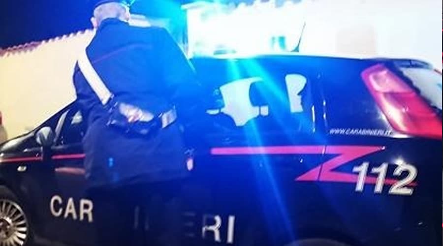 Tampona l'auto della compagna e s'impossessa della borsa minacciando la donna -  Provincia di Latina