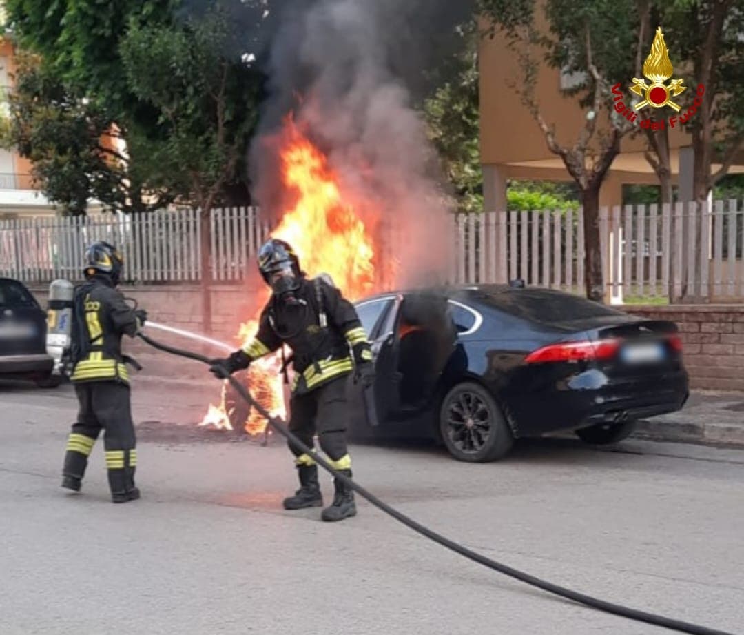 Auto in fiamme in Provincia di Latina - L'intervento dei Vigili del Fuoco