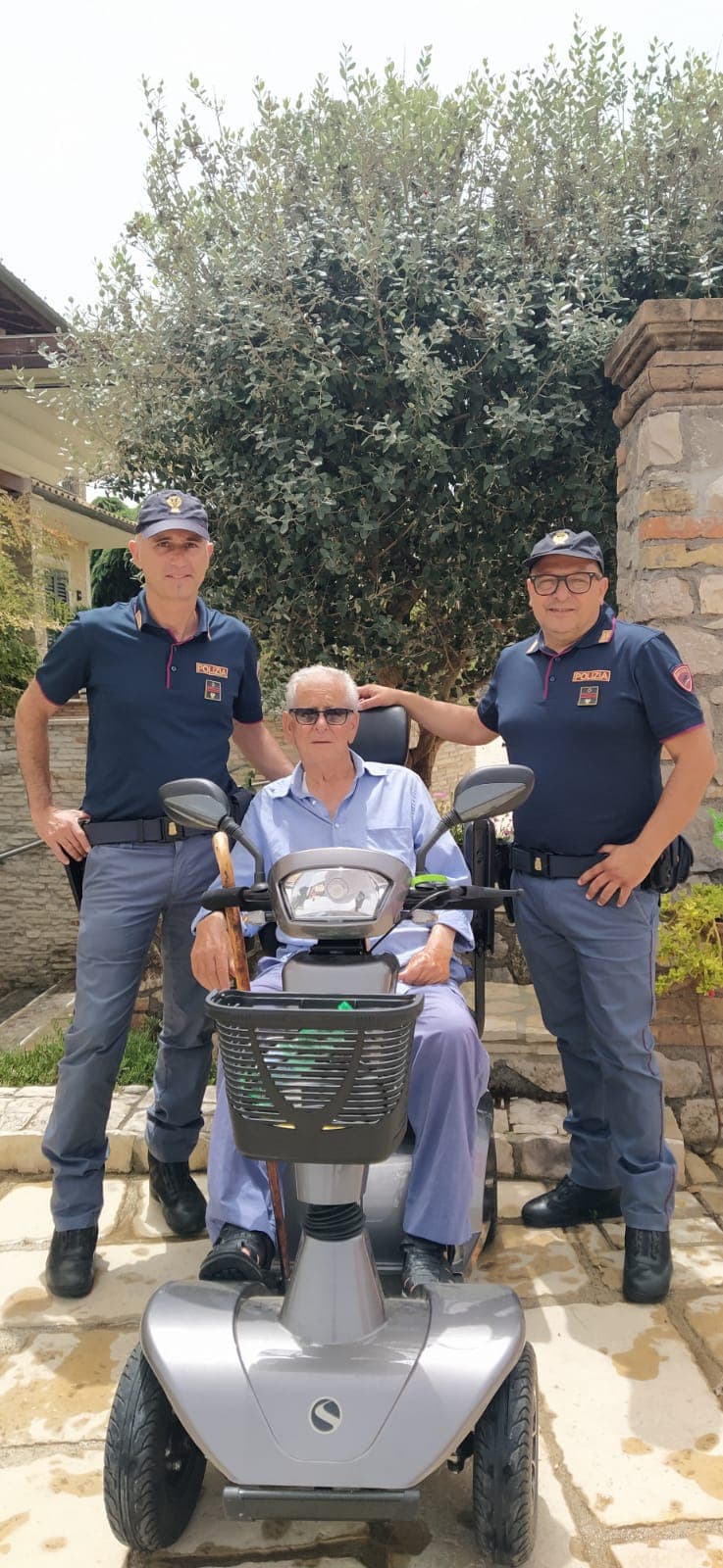 I poliziotti delle volanti salvano un anziano che rischiava di cadere in un canale