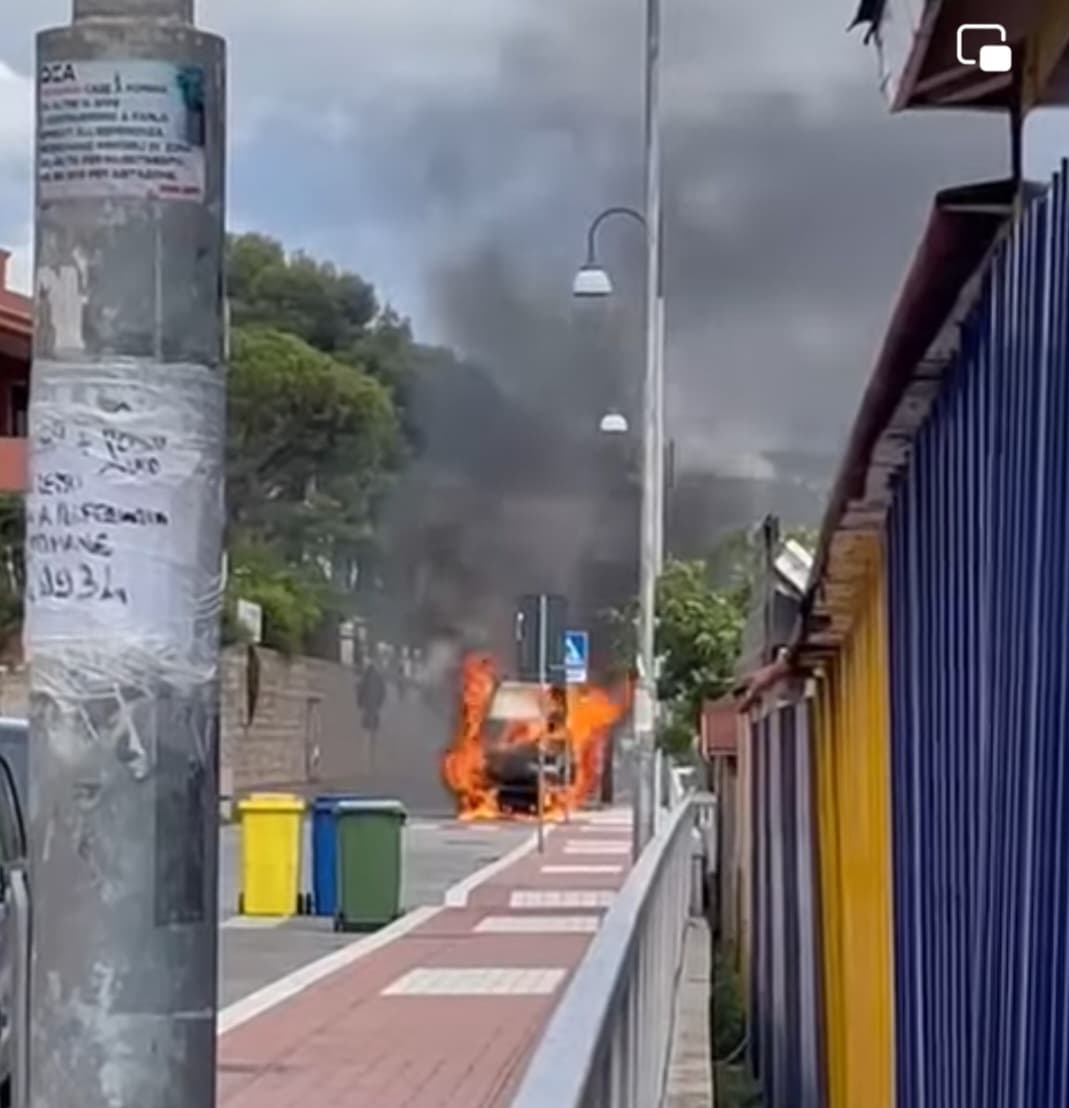 Formia, furgone in fiamme a Vindicio. Indagini in corso