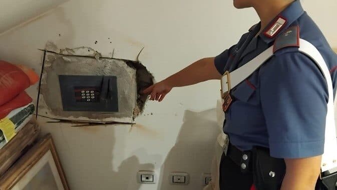 Stava smurando una cassaforte. Arrestato in flagranza di reato un 38enne in provincia di Latina