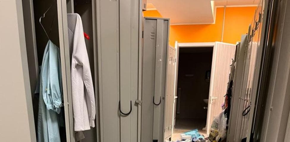 Forzano l’armadietto di un infermiere e gli rubano l’autovettura. Scoperti e denunciati