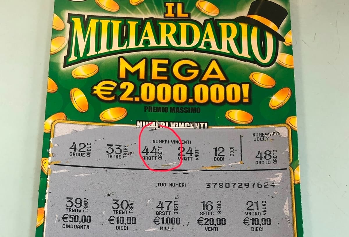 Gratta e Vinci super fortunato. Gratta e scopre di aver vinto 2 Milioni di euro. Ecco dove