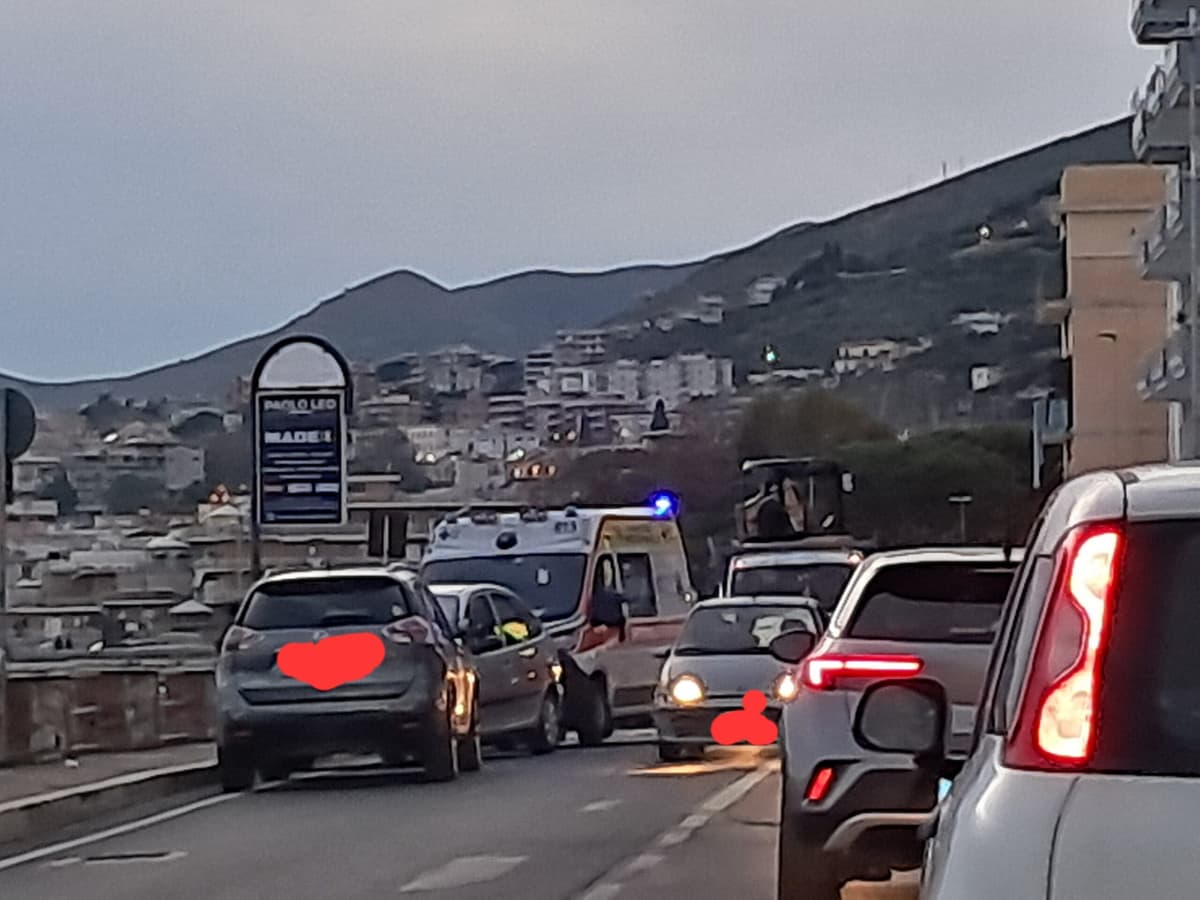 Formia, Incidente stradale nei pressi della rotonda. A terra un giovane centauro