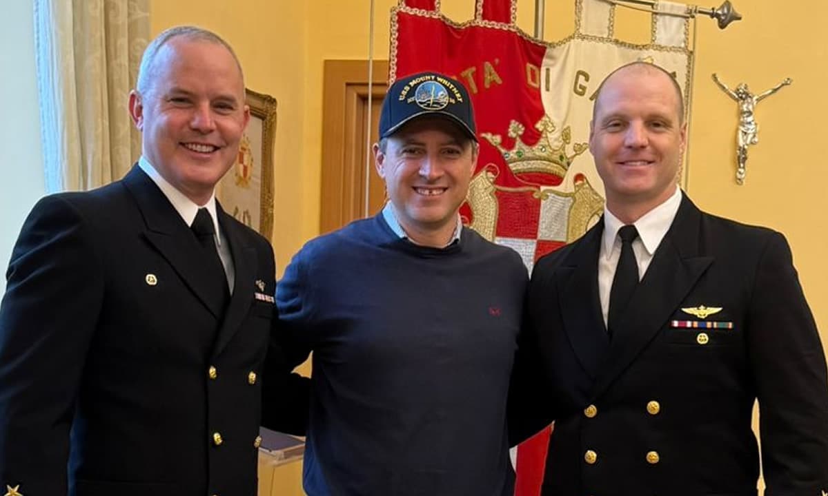 IL SINDACO LECCESE RICEVE I «DUE» COMANDANTI DELLA USS MOUNTWHITNEY IN VISTA DEL CAMBIO DI GUARDIA
