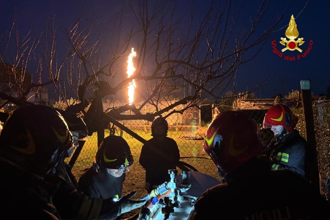 Incendio nella tettoia. Intervengono i Vigili del Fuoco - Provincia di Latina