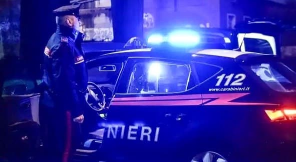 Impugna un coltello puntandoselo alla gola. I Carabinieri salvano una ragazza di 24 anni dal suicidio