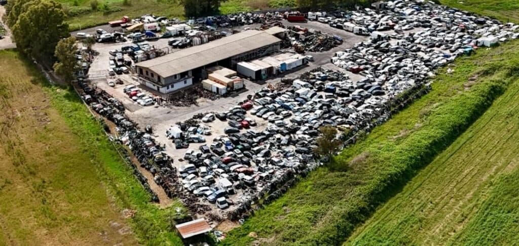 Centro autodemolizioni nei guai. Sequestrata un'area di circa 12.000 mq di superficie