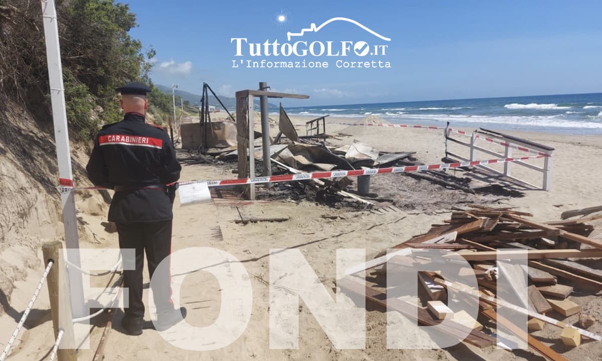 Fondi - Incendiano un chiosco sul mare in fase di allestimento