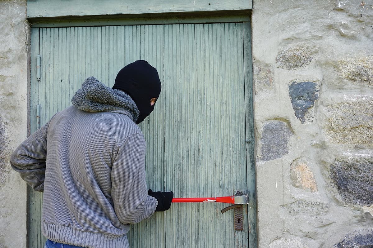 Sorpresa a rubare in abitazione minaccia il proprietario. Arrestata dalla Volante