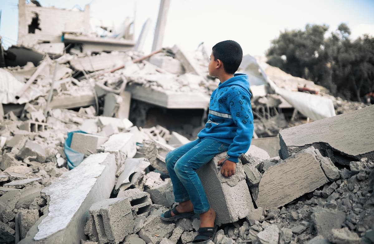 Gaza, ora anche il divieto totale di accesso al mare imposto da Israele. Il mondo se ne lava le mani mentre la guerra continua incessante