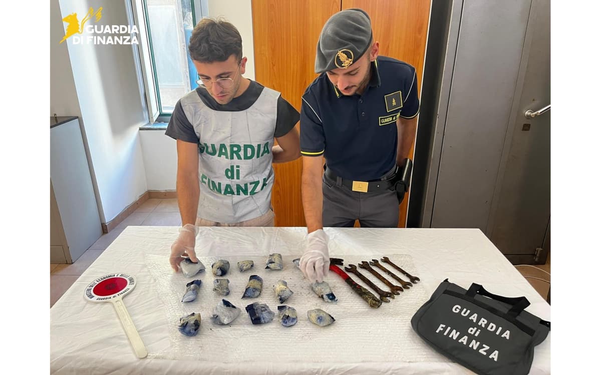GdiF LATINA: PONZA - GUARDIA DI FINANZA RINVIENE 1 KG DI COCAINA OCCULTATA IN MARE (valore stimato 500.000€ circa)