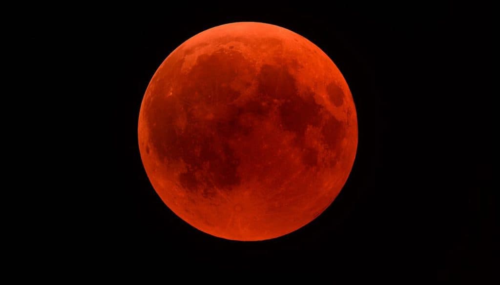 Tra poche ore inizierà l'eclissi lunare totale