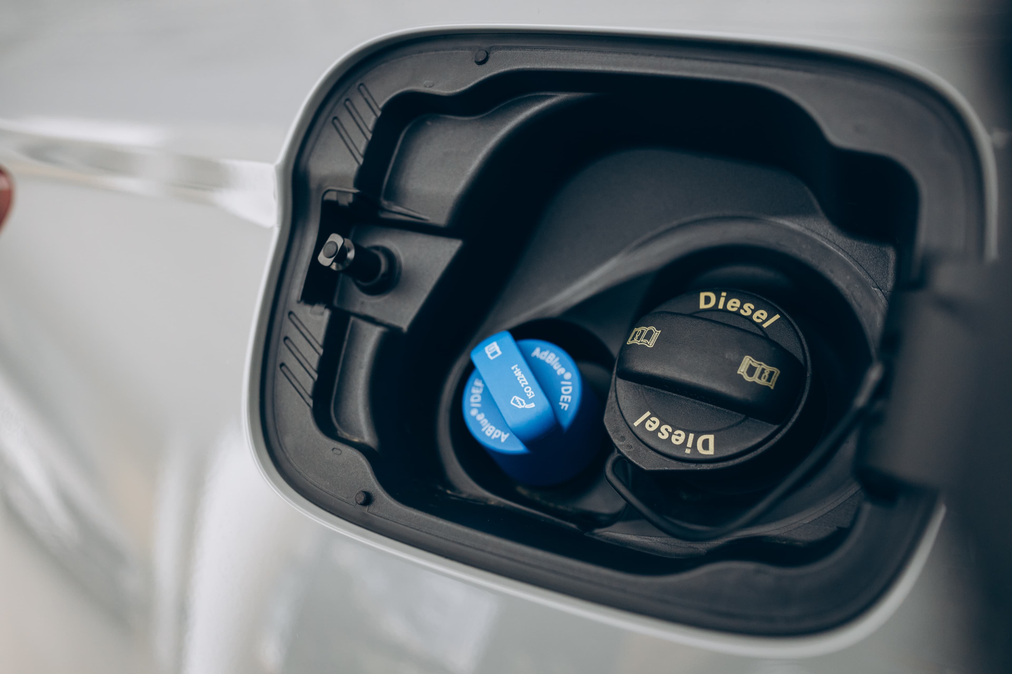 AdBlue: cos'è, a cosa serve, quanto costa e come funziona nei motori diesel