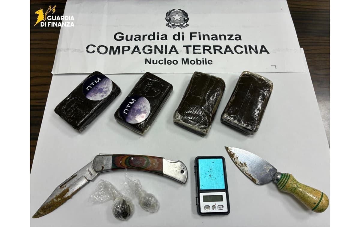 GdiF LATINA: SEQUESTRATI QUASI MEZZO CHILO DI SOSTANZA STUPEFACENTE E DUE ARMI DA TAGLIO