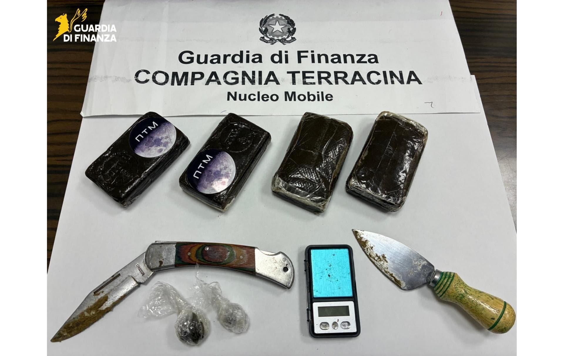 GdiF LATINA: SEQUESTRATI QUASI MEZZO CHILO DI SOSTANZA STUPEFACENTE E DUE ARMI DA TAGLIO