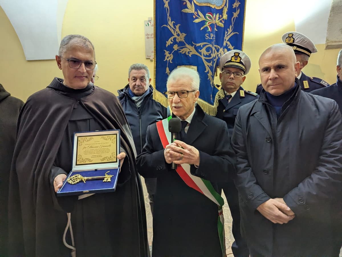 Consegnate le Chiavi della Città di Fondi a Fra Massimo Fusarelli