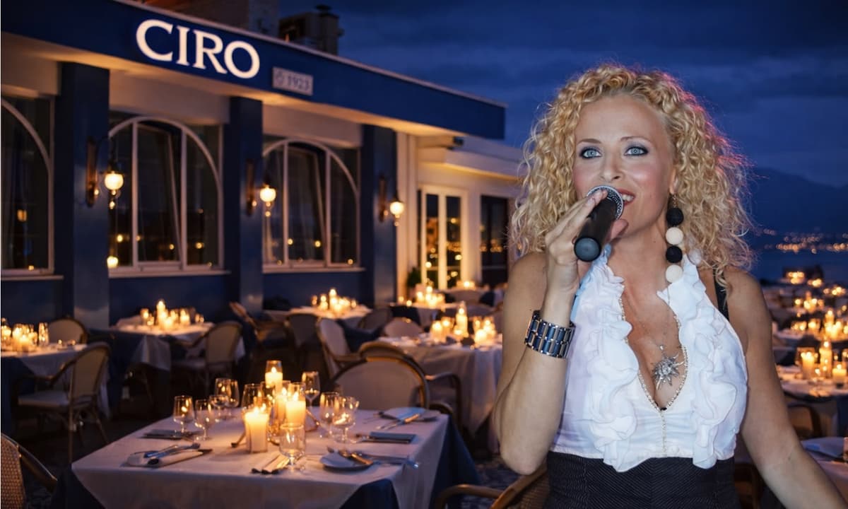 Cinzia Caserta incanta Gaeta tra mare e note senza tempo. Da Ciro, venerdì, cena spettacolo a lume di candela