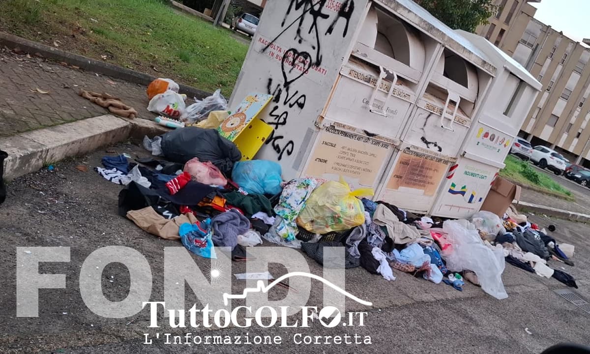 Fondi - Rimossi tutti i contenitori per la raccolta degli abiti