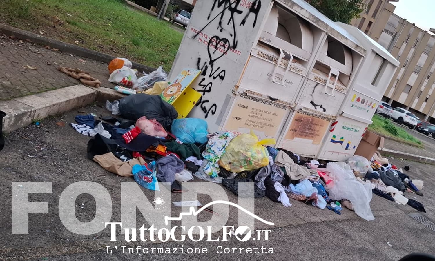 Fondi - Rimossi tutti i contenitori per la raccolta degli abiti