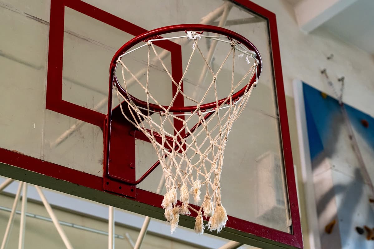 La Scuola Basket Scauri vince il derby 75-60 contro la Fortitudo Scauri e centra l'ottava vittoria consecutiva