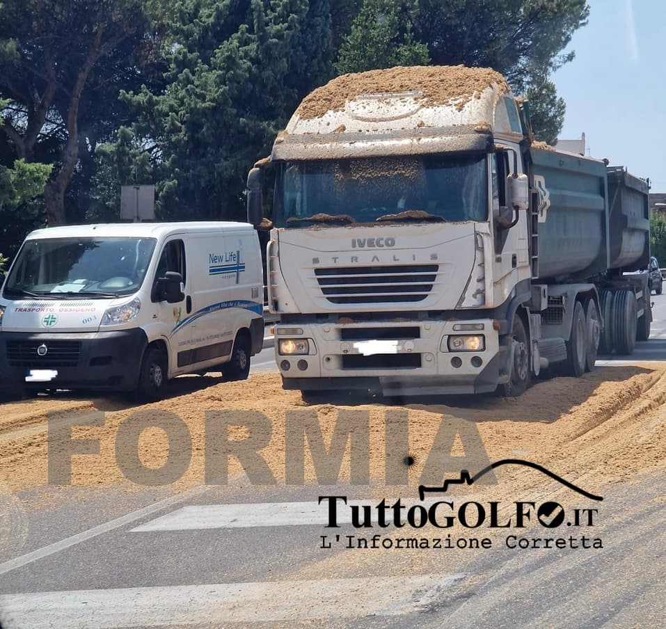 Formia, materiale sulla carreggiata: due centauri finiscono a terra. Traffico rallentato sulla via interessata