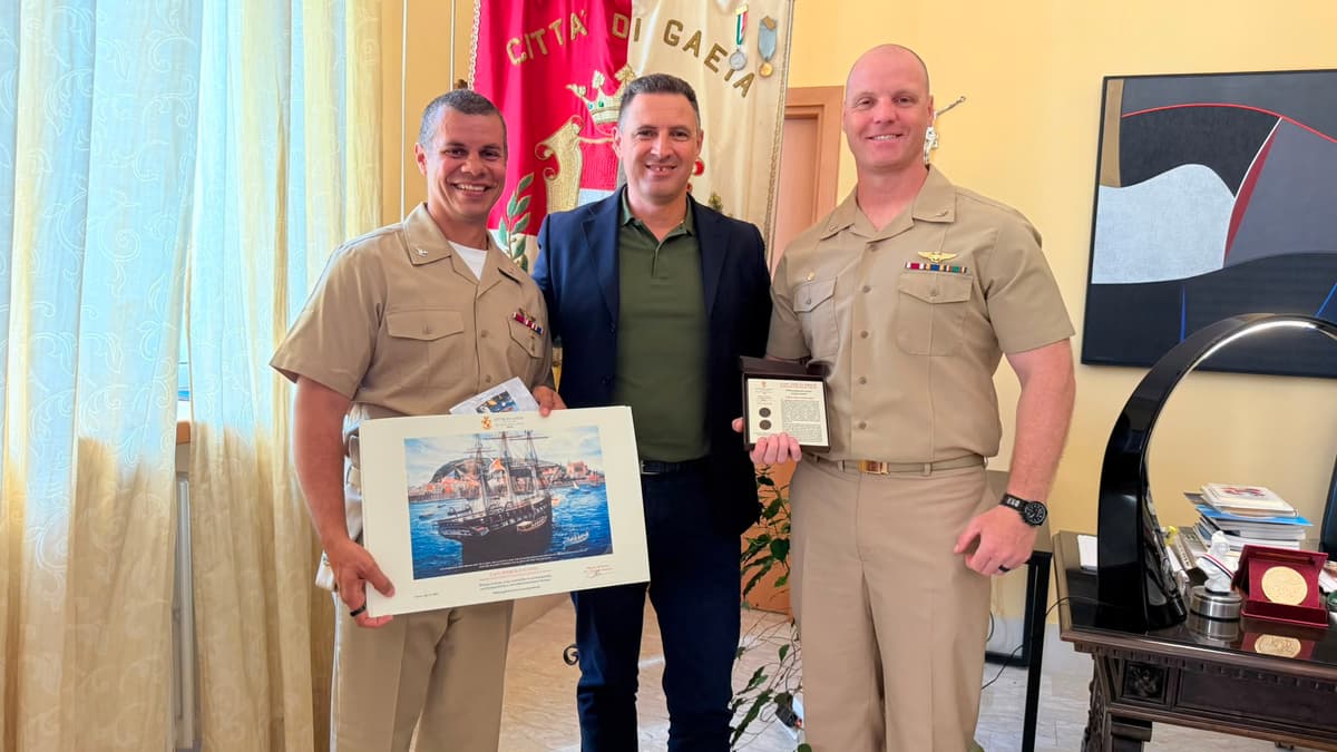 Il Sindaco Cristian Leccese accoglie i Comandanti Colin Price e Harold Evans in vista del cambio di comando della USS Mount Whitney, ammiraglia della VI Flotta USA