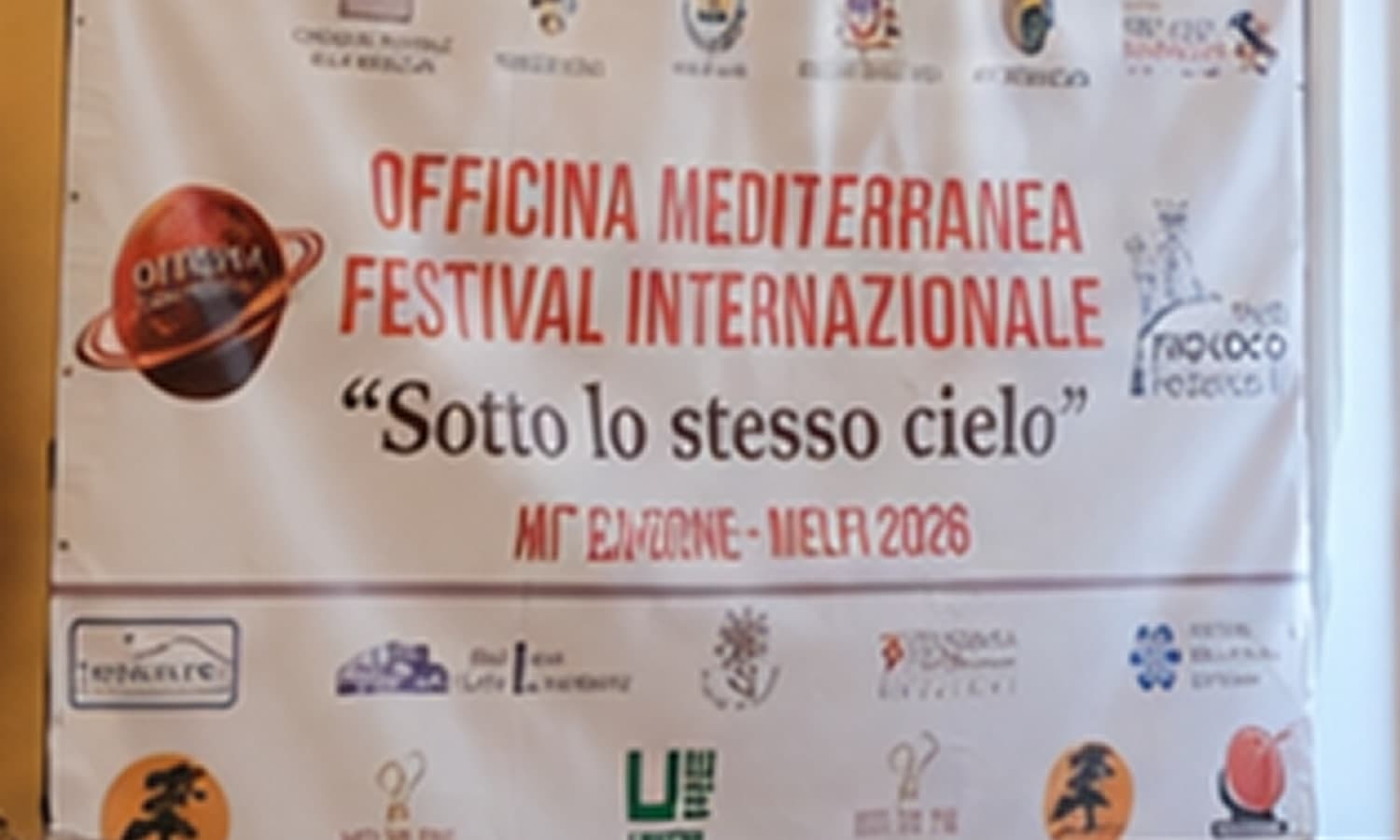 OFFICINA MEDITERRANEA PORTA LA SALA DEGLI STEMMI OLTRE LA CAPIENZA: CENTINAIA DI PERSONE A MELFI PER IL FESTIVAL INTERNAZIONALE "SOTTO LOSTESSO CIELO"