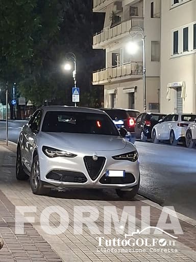 Formia, sabato sera e parcheggio selvaggio: SUV “comodamente” sul marciapiede