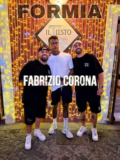 Fabrizio Corona a Formia fotografato al ristorante il Tiesto