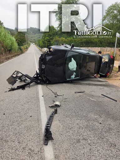 Itri, auto si ribalta sulla strada