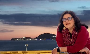 PAOLA VILLA: CAMBIA LO SKYLINE DALLA SPIAGGIA DI VINDICIO: IL PORTO DI GAETA PRENDE IL VOLO