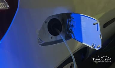 Ruba carburante da un’auto in sosta e tenta la fuga: 48enne arrestato