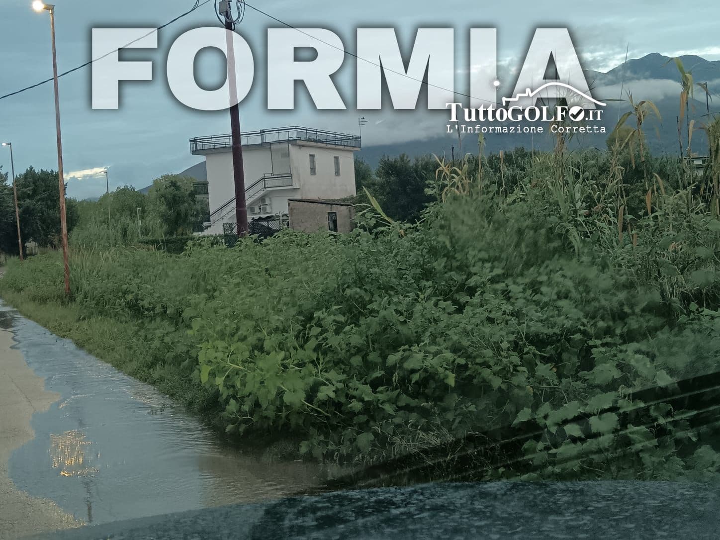 Gianola, l’acqua invade la strada e i fossati spariscono nell’erba