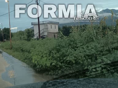 Gianola, l’acqua invade la strada e i fossati spariscono nell’erba
