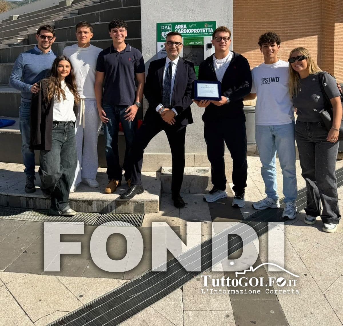 Fondi, un nuovo defibrillatore in piazza De Gasperi: