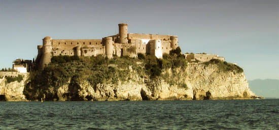 Gaeta: Pagine di storia... Sui passi dei Borbone