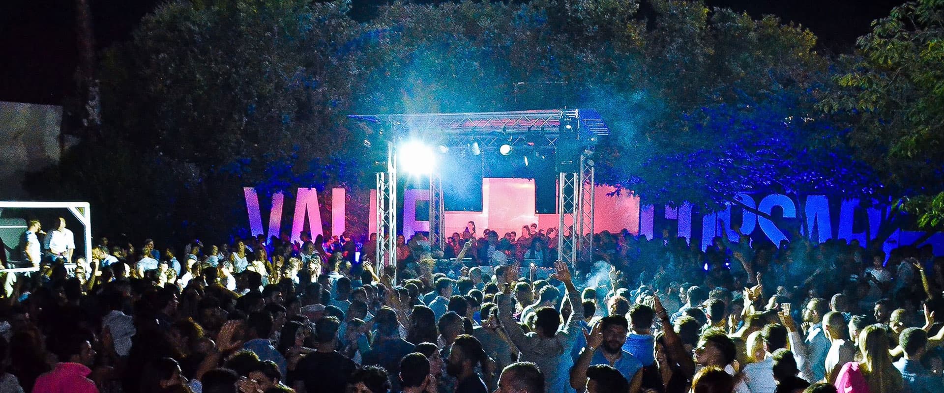 Voi gridate ORA! Festa dei giovani alla discoteca Valle Corsari (Sperlonga)