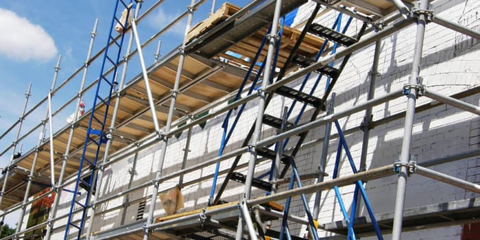 Minturno: cercano di completare dei lavori su una struttura già sequestrata, denunciate due persone