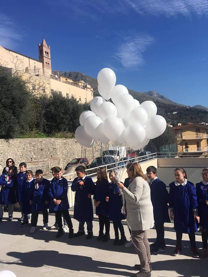 Volano nel cielo di Maranola i palloncini bianchi per la Giornata mondiale contro i tumori infantili: alcuni grazie alla ricerca diventati curabili
